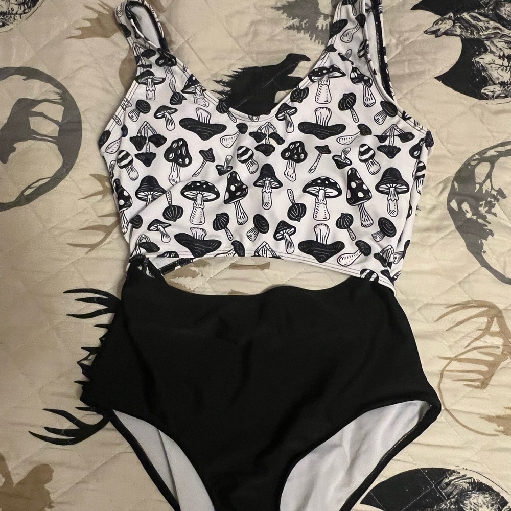 SHEIN Black and White Mushroom Print One Piece Swimsuit